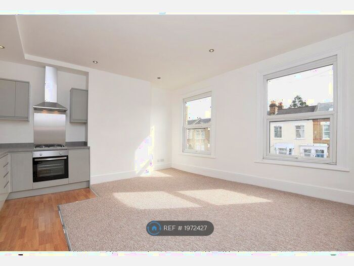 3 Bedroom Flat To Rent In Whittington Road, London, N22