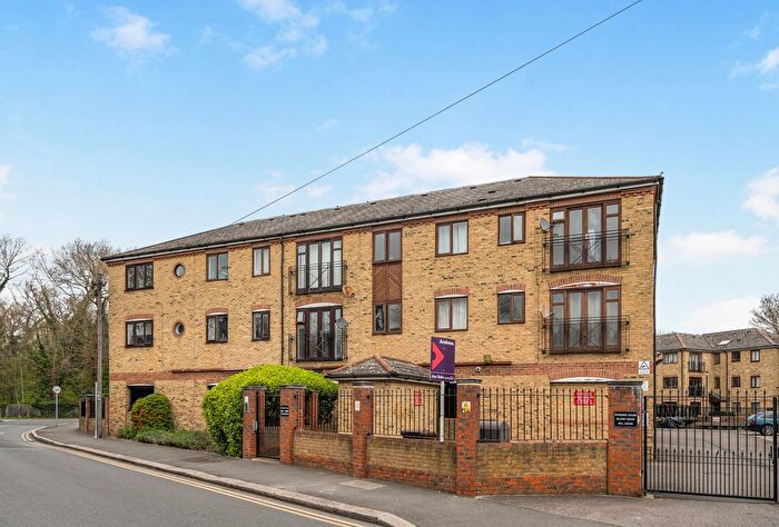 2 Bedroom Flat For Sale In Wandle Road, Morden, SM4