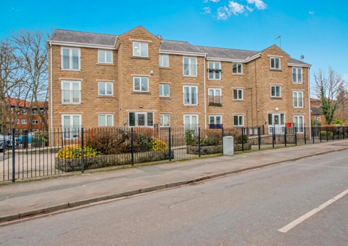 2 Bedroom Flat For Sale In Balme Road, Cleckheaton, West Yorkshire, BD19