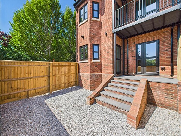 2 Bedroom Flat To Rent In London Road, High Wycombe, Buckinghamshire, HP11