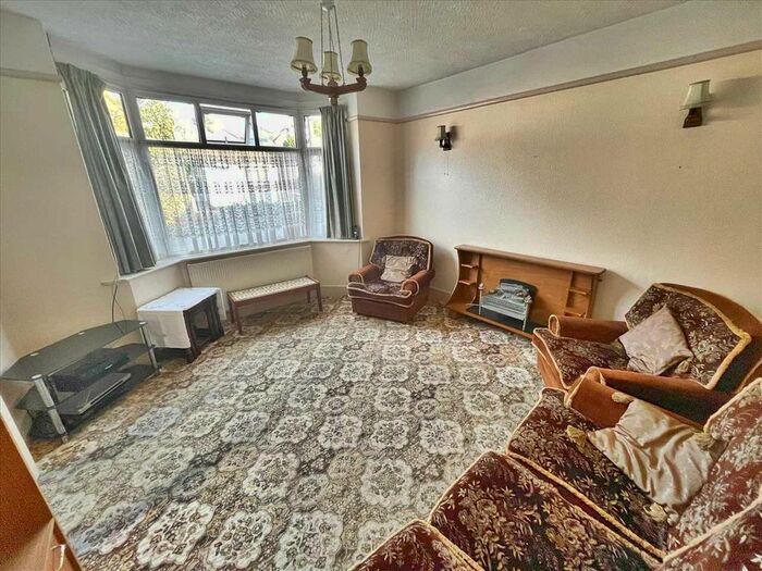 3 Bedroom Bungalow For Sale In Howeth Road, Ensbury Park, Bournemouth BH10