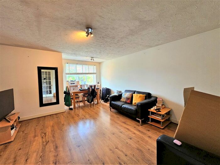 2 Bedroom Flat To Rent In Lucas Gardens, East Finchley, N2