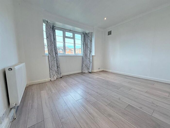 2 Bedroom Flat To Rent In Beaufort Park, London, NW11