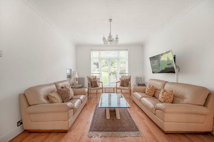 4 Bedroom Semi-Detached House To Rent In Beechwood Avenue, Finchley, London, N3