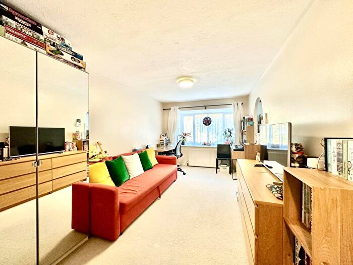 1 Bedroom Flat To Rent In Greenway Close, London, N11