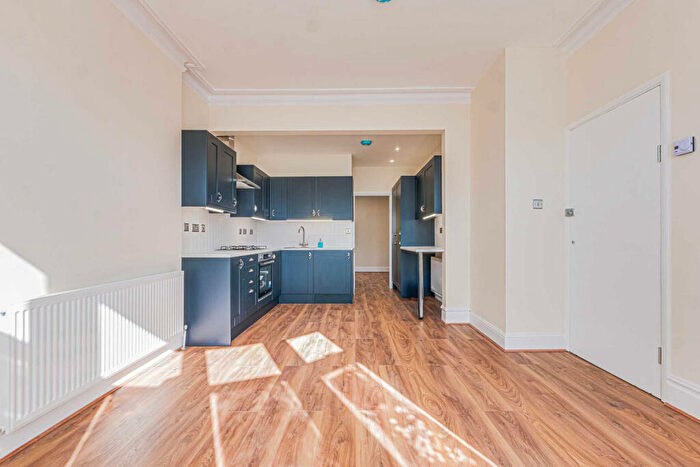 1 Bedroom Apartment For Sale In Bournemouth Park Road, Southend-on-sea, SS2