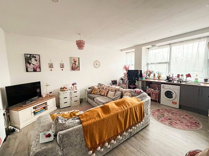 2 Bedroom Flat To Rent In Windsor Road, Trowbridge, BA14