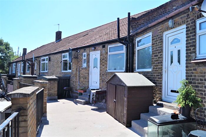 2 Bedroom Flat To Rent In Ridge Terrace, Winchmore Hill, N21