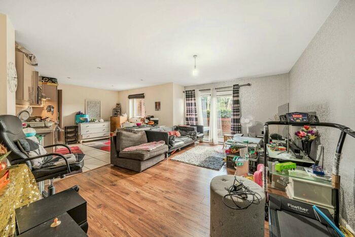 2 Bedroom Flat To Rent In Albany Court, Kenton, Harrow, HA3