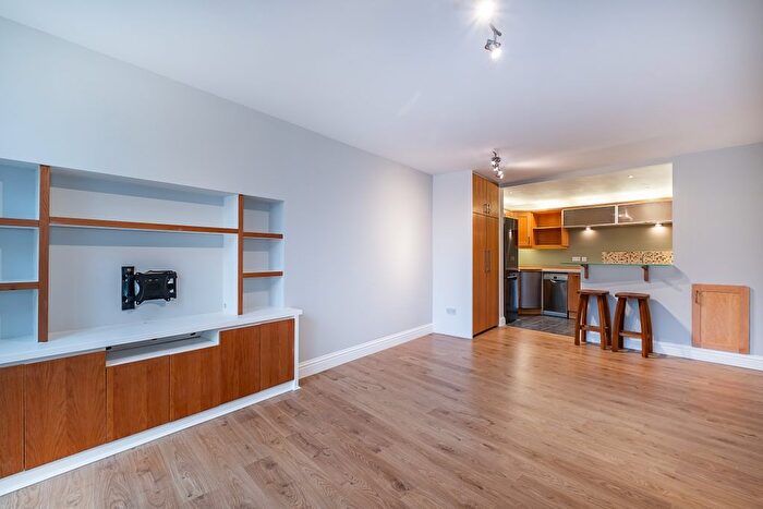 2 Bedroom Flat To Rent In Queenstown Road, London, SW8