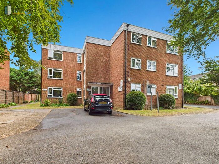 2 Bedroom Flat To Rent In Top Floor Flat, Hinton Court, Hinton Road, Wallington, SM6