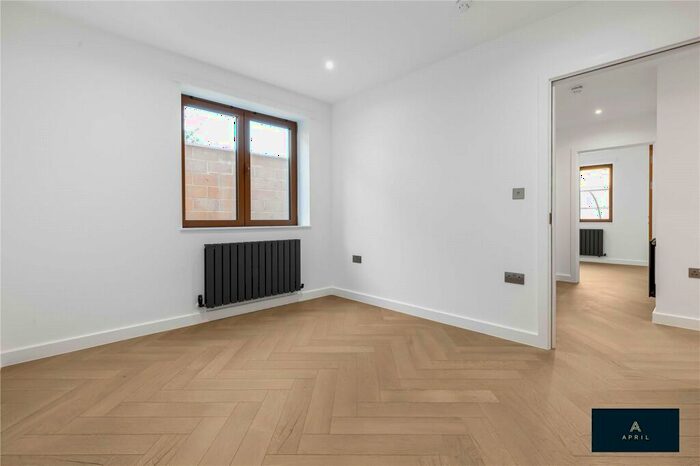 3 Bedroom Apartment To Rent In Lea Bridge Road, London, E17