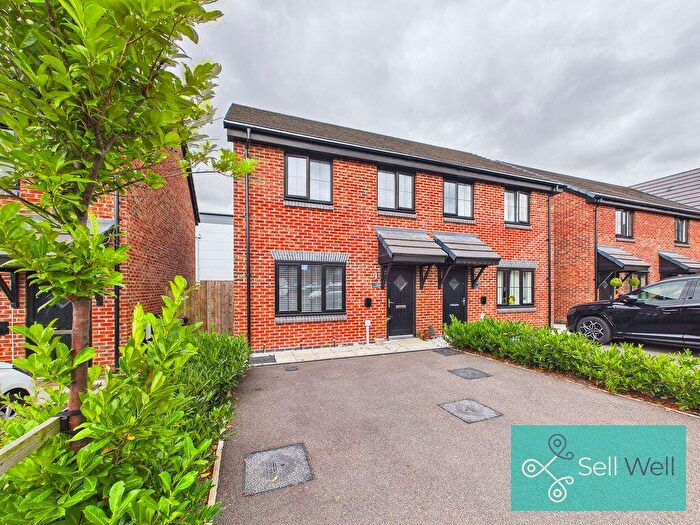 3 Bedroom Semi-Detached House For Sale In Damask Close, Worsley Manchester, M28