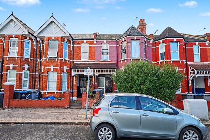 3 Bedroom Flat For Sale In Temple Road, London, NW2