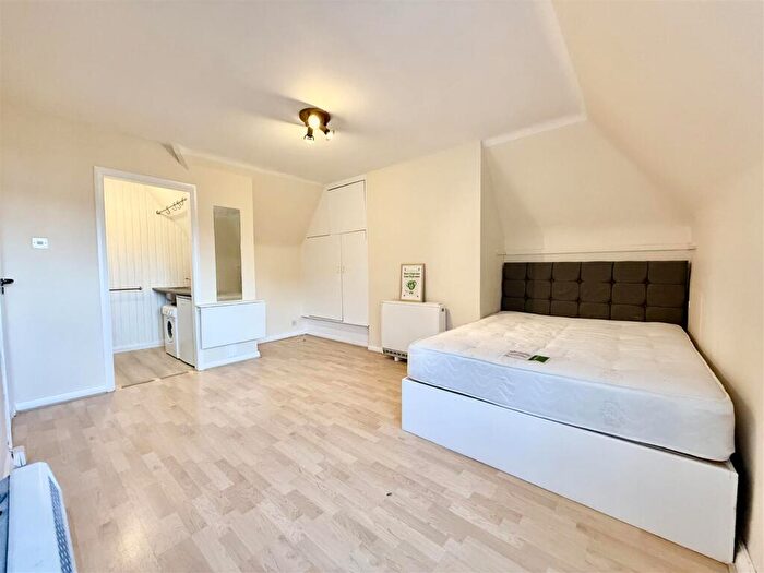 Studio To Rent In Lyttelton Road, N2