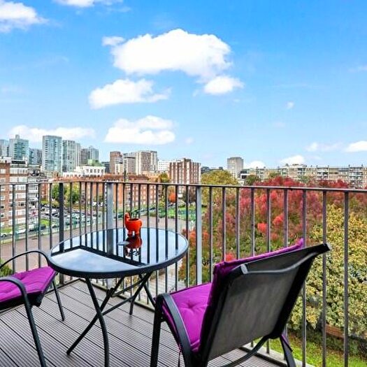 1 Bedroom Apartment For Sale In Harrison House, Martineau Square, London, E1