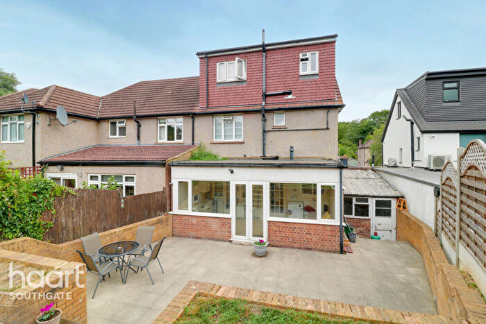 4 Bedroom Semi-Detached House For Sale In Lincoln Avenue, London, N14