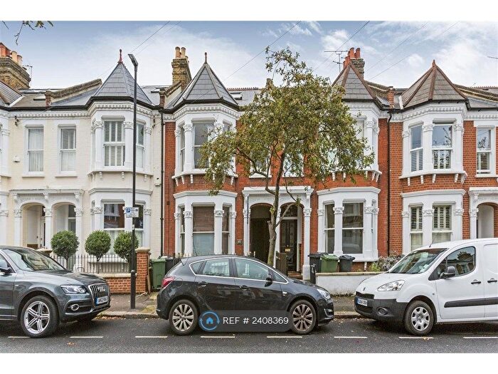 3 Bedroom Flat To Rent In Clapham, London, SW4