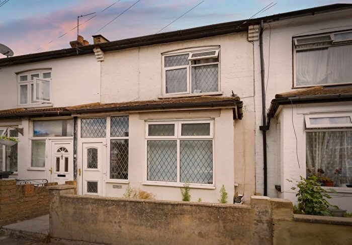 3 Bedroom Terraced House For Sale In Harwoods Road, Watford, WD18