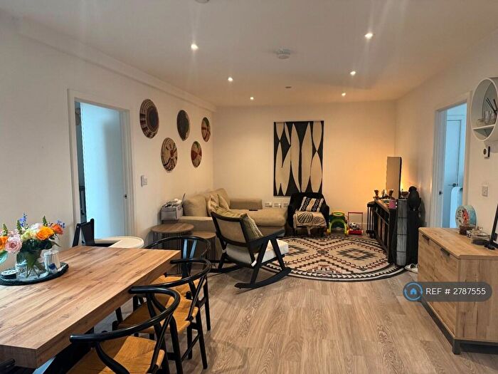 2 Bedroom Flat To Rent In Edgewood Mews, London, N3