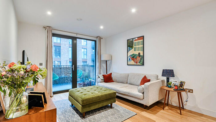 2 Bedroom Flat For Sale In Masons House, Navigators Walk, London, E3