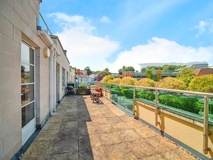 2 Bedroom Flat For Sale In Weston Road, Weymouth, Dorset, DT4