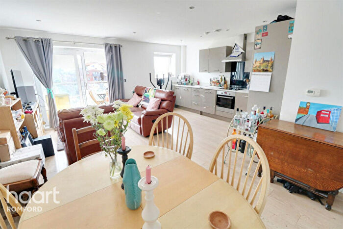 2 Bedroom Apartment To Rent In Cathedral Court - Romford -, RM7