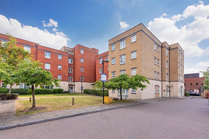 2 Bedroom Flat To Rent In Holyhead Mews, Slough, SL1