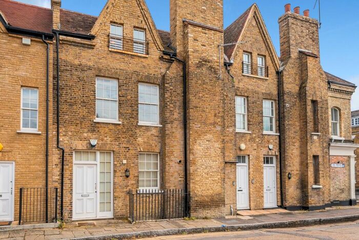 1 Bedroom Flat To Rent In The Terrace Rochester, ME1