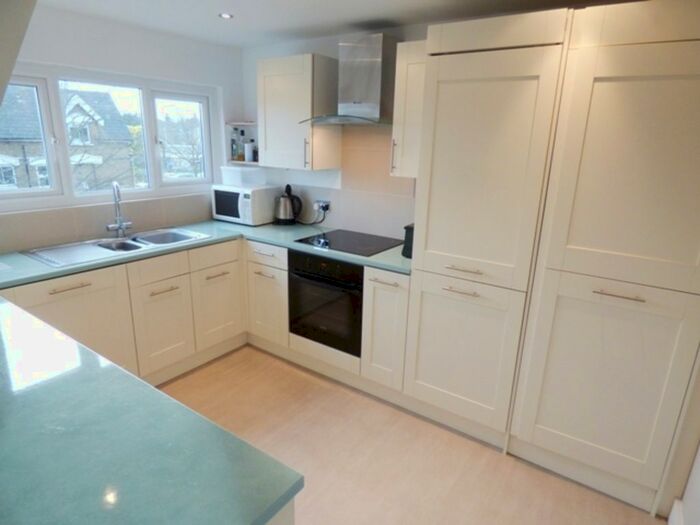 2 Bedroom Flat To Rent In Mortlake Road, Kew, Richmond, Surrey, TW9