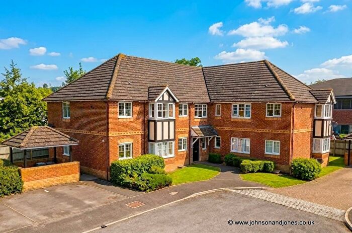 2 Bedroom Flat For Sale In Twynersh Avenue, Chertsey, KT16