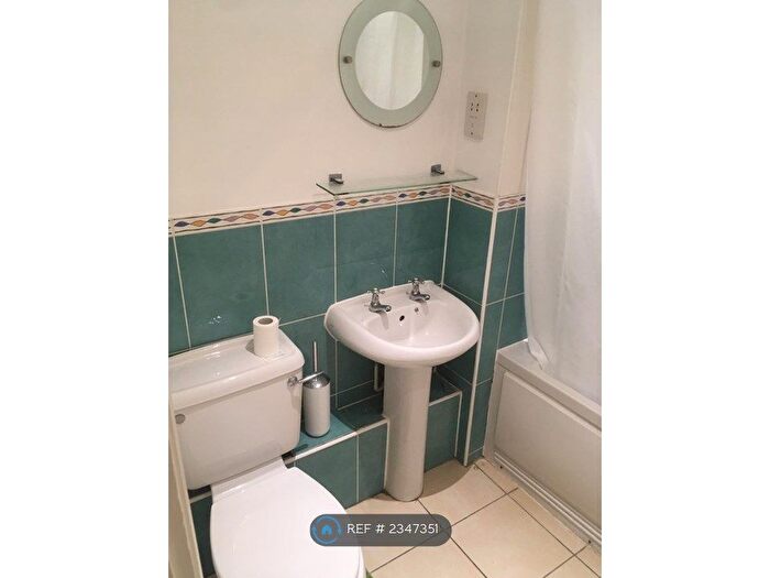 2 Bedroom Flat To Rent In Clarendon Court, Morden, SM4