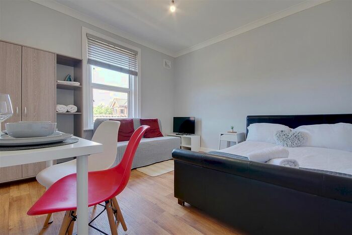 1 Bedroom Flat To Rent In Flat, Primerose, Bournemouth, BH3