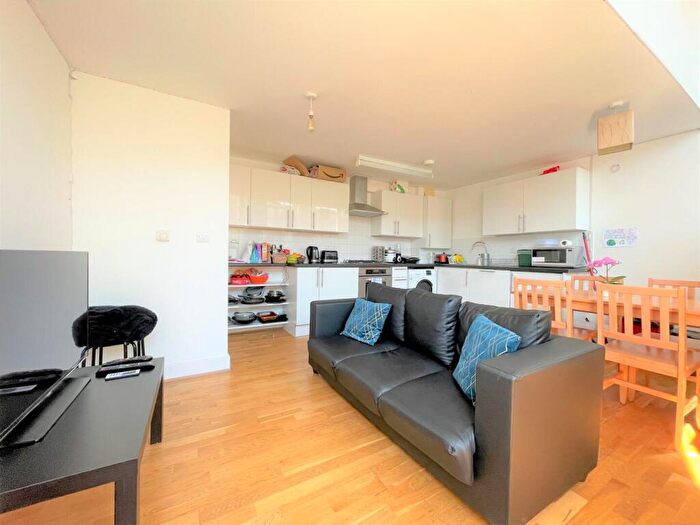 3 Bedroom Flat To Rent In King's Terrace, Camden Town, London, NW1