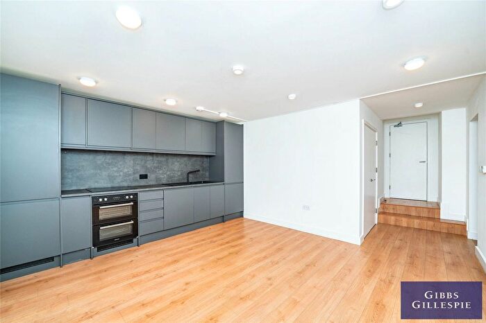 4 Bedroom Flat To Rent In Broadway, London, W13