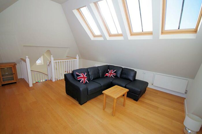 2 Bedroom Flat To Rent In Long Lane, London, N3