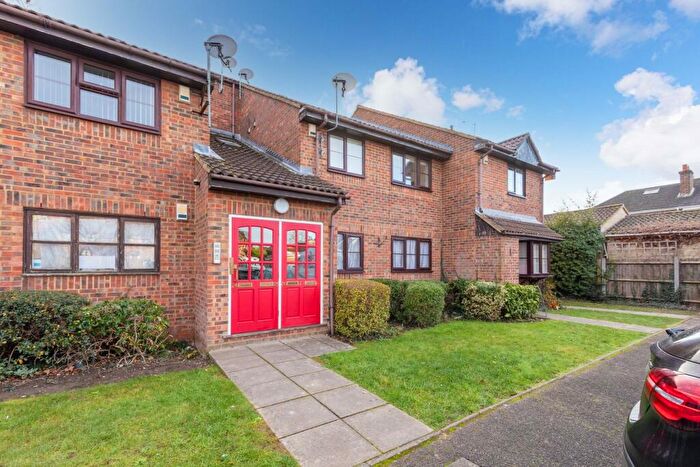 2 Bedroom Apartment For Sale In Troutbeck Close, Slough, SL2