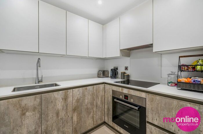 2 Bedroom Flat For Sale In London Road, Bushey, Hertfordshire, WD23