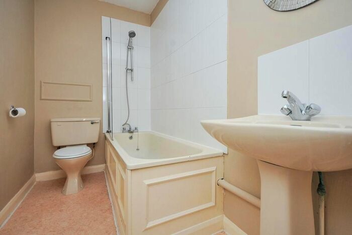 1 Bedroom Flat To Rent In Thicket Road, London, SE20