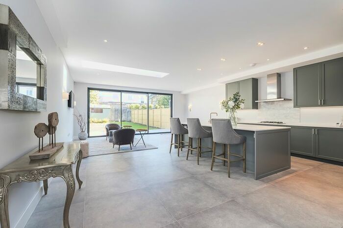 5 Bedroom Semi-Detached House To Rent In Oakwood Road, London SW20