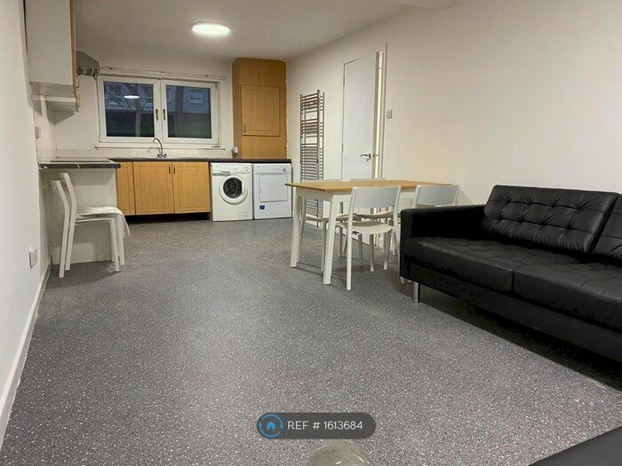 4 Bedroom Flat To Rent In Fisher Court, Glasgow, G31
