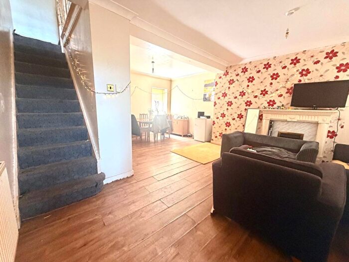 3 Bedroom Terraced House For Sale In Hillside Avenue, Markham, NP12