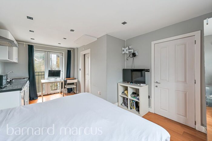 Studio To Rent In Kingsway, London, SW14