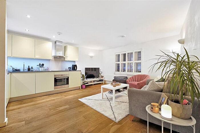 1 Bedroom Flat To Rent In The Mews, Hampton Hill, TW12