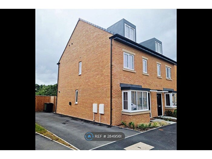 3 Bedroom Semi-Detached House To Rent In Spindle Walk, Huddersfield, HD2