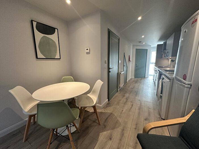2 Bedroom Terraced House To Rent In Bed Student House // /, LN5