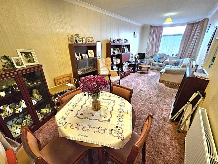 3 Bedroom End Of Terrace House For Sale In Glencroft Road, Solihull, B92