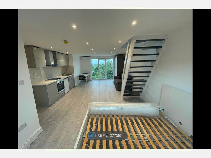 Studio To Rent In Wycombe Gardens, London, NW11