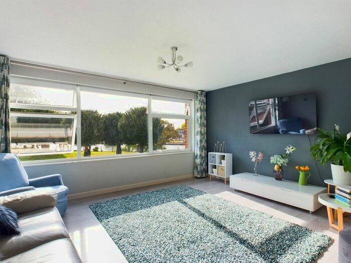 2 Bedroom Flat To Rent In Penton Court, Jamnagar Close, Staines-Upon-Thames, Surrey, TW18