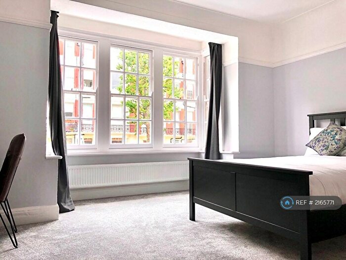 3 Bedroom Flat To Rent In Rochester Court, Hove, BN3